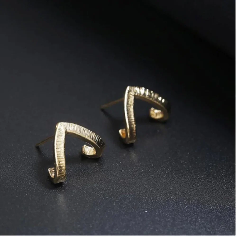 Triangular Wrap Stud Geometric Minimalist Earring - Picture 2 of 4
